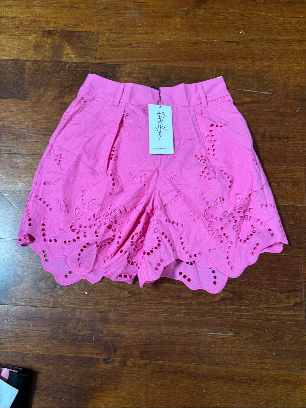Walter Hagen Pink Eyelet Scallop Hem Women’s Shorts-NWT